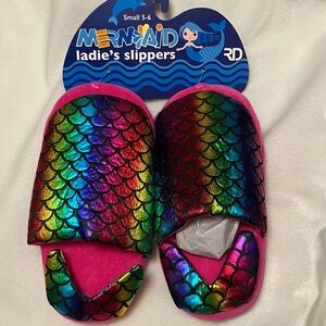 NWT Royal Deluxe NY Mermaid Slippers Kids 5/6 Pink iridescent scales